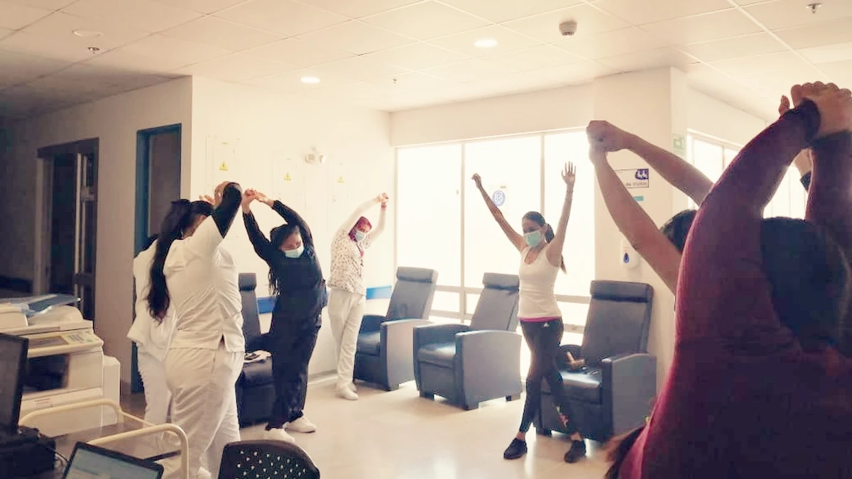 Sesión de bienestar empresarial guiada por Atmaia Yoga