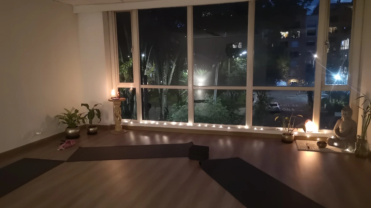 Ambiente de noche cálido y luminoso del estudio Atmaia Yoga