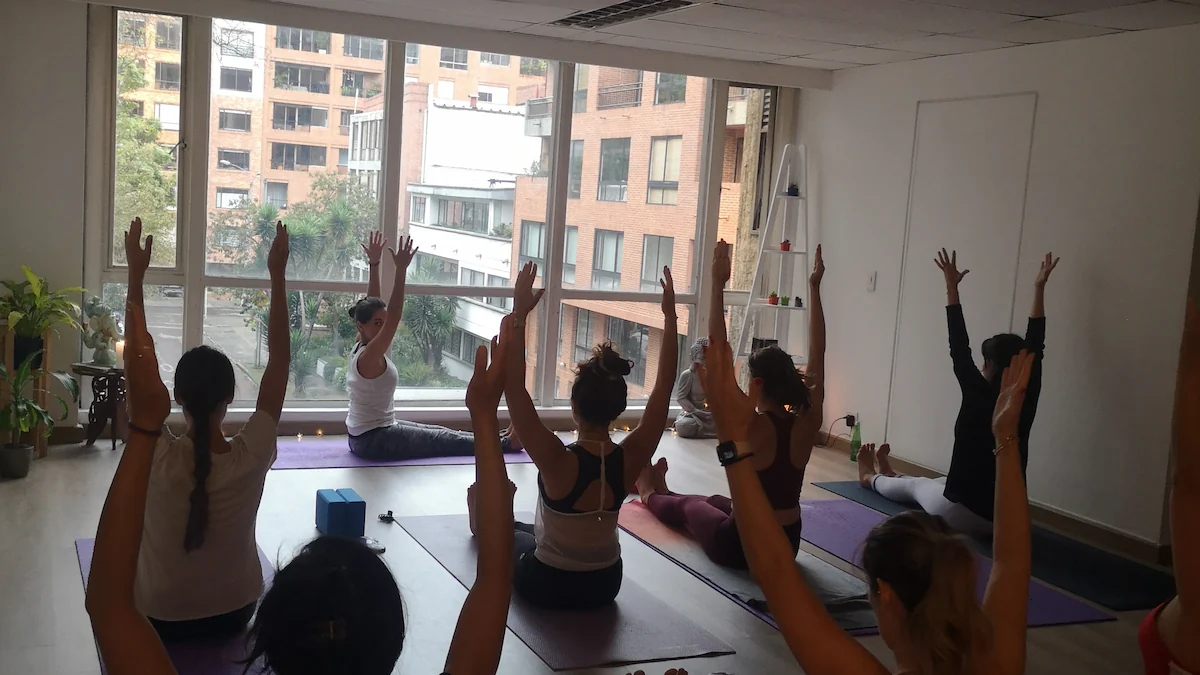 Ubicación de mats para la clase de Yoga en el Studio de Atmaia Yoga Bogotá