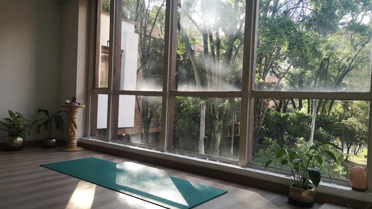 Mirada a la ventana en el Studio de Atmaia Yoga Bogotá