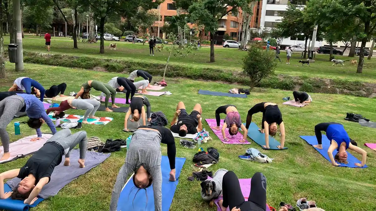 Grupo de la comunidad Atmaia Yoga en El Virrey