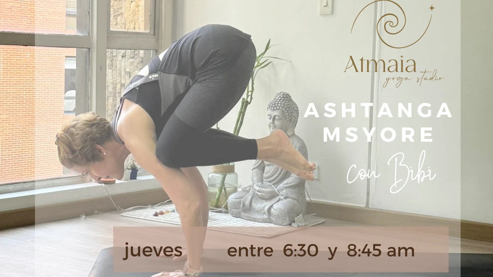 Bibi guiando práctica de Ashtanga Mysore en Atmaia Yoga, Bogotá