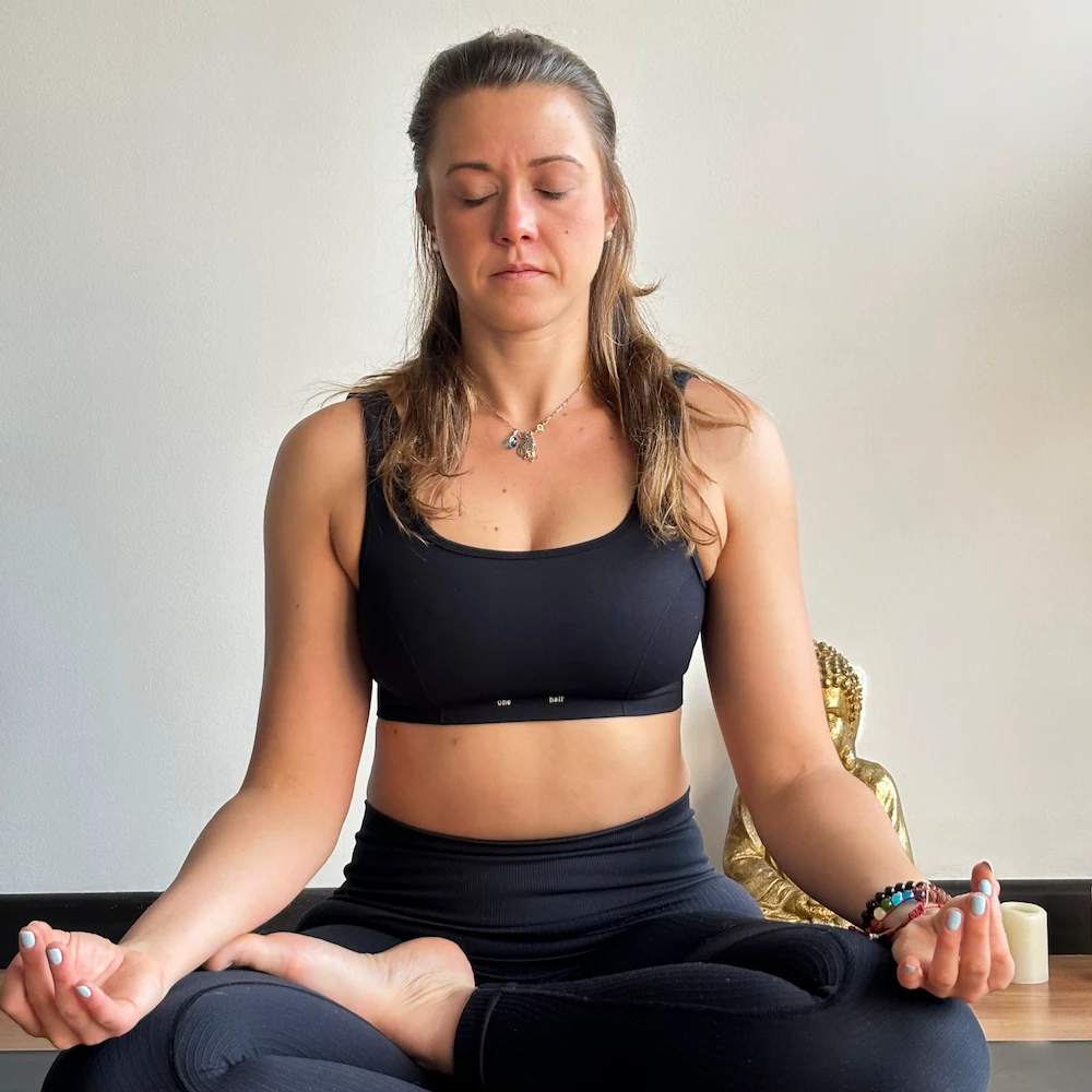 Retrato de Eda Nathan, profesora de Hatha Flow en Atmaia Yoga Bogotá