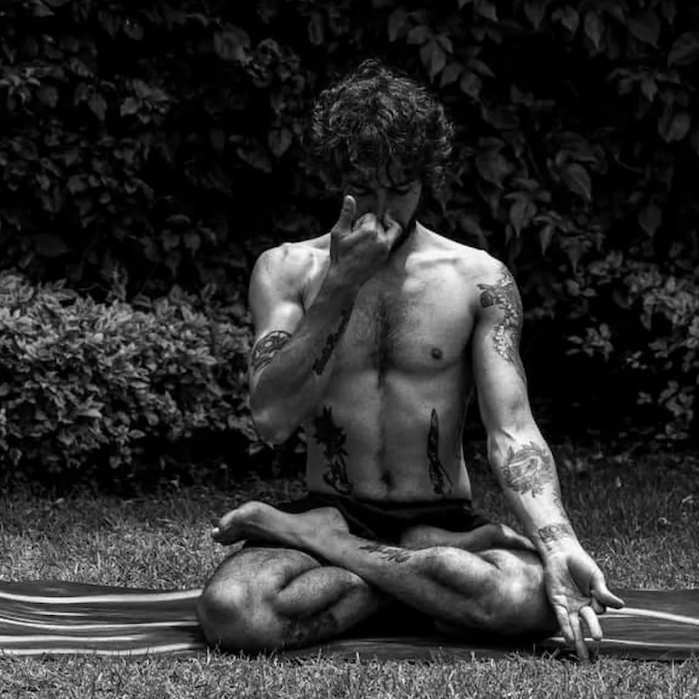 Retrato de Mateo Rudd, profesor de Vinyasa Yoga en Atmaia Yoga Bogotá