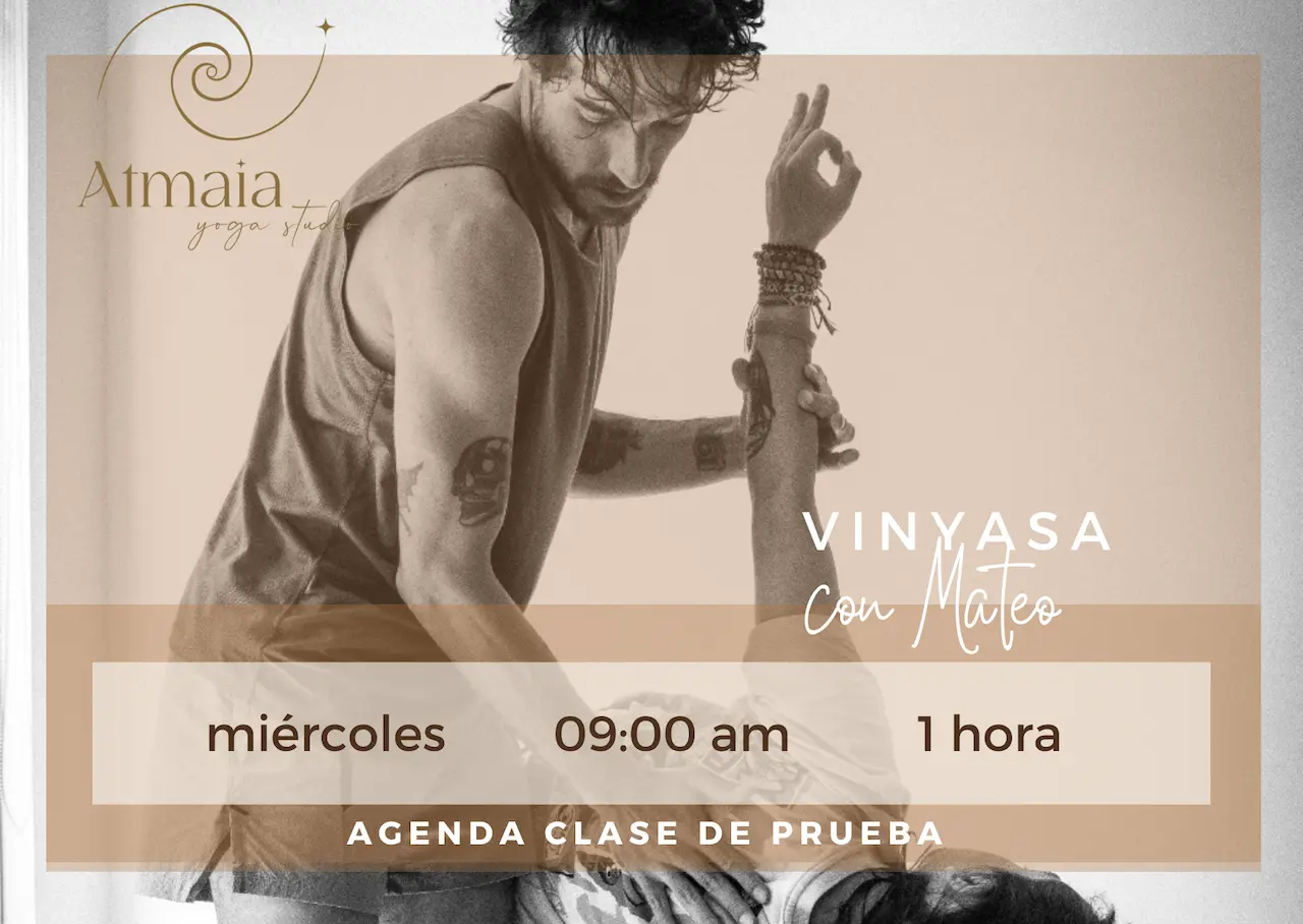 Mateo impartiendo clase de Vinyasa Yoga en Atmaia Yoga, Bogotá