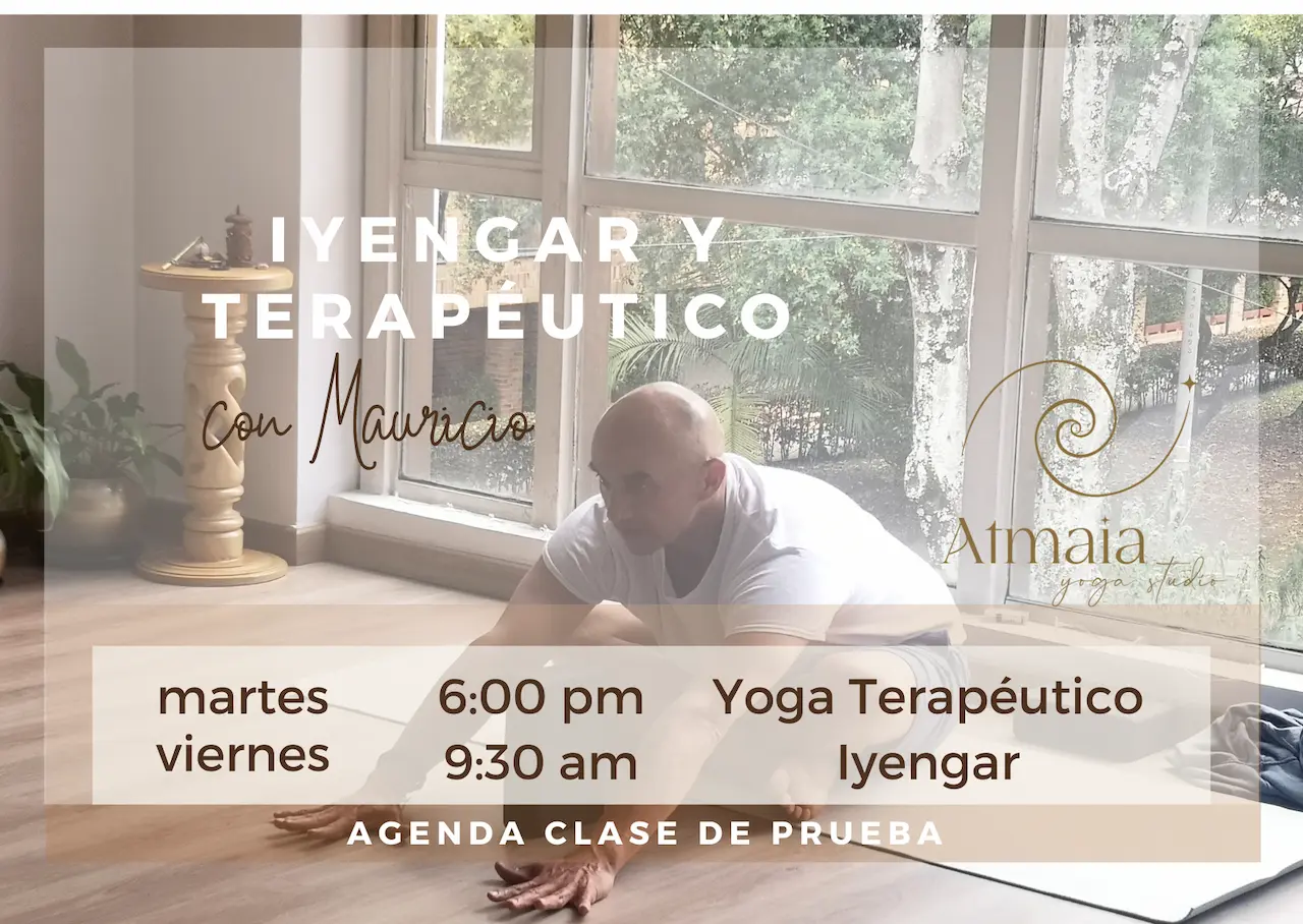 Mauricio impartiendo Iyengar y Yoga Terapéutico en Atmaia Yoga, Bogotá