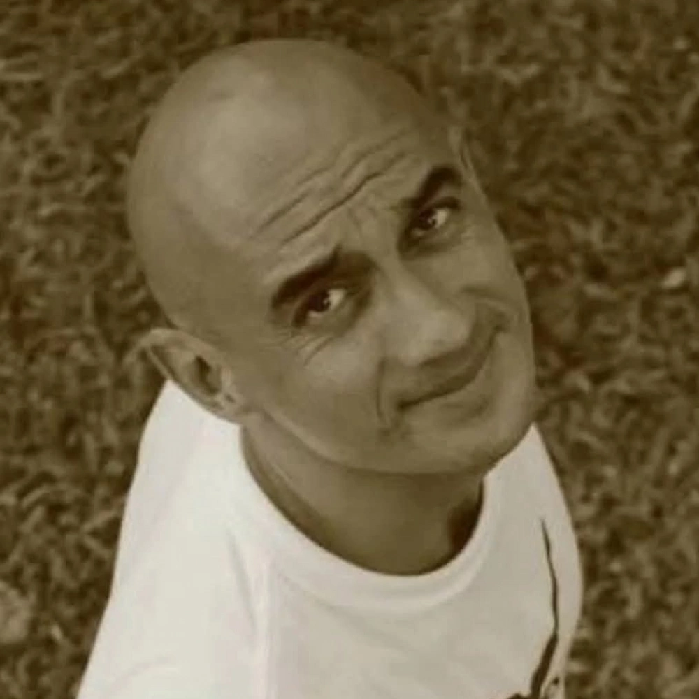 Retrato de Mauricio Saenz, profesor de Iyengar y Yoga Terapéutico en Atmaia Yoga Bogotá