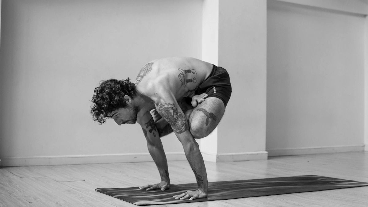 Mateo, profesor de Vinyasa Yoga en Atmaia Yoga Bogotá