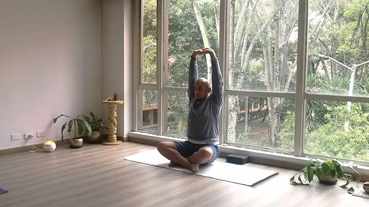 Mauricio, profesor de Iyengar Yoga terapéutico en Atmaia Yoga Bogotá