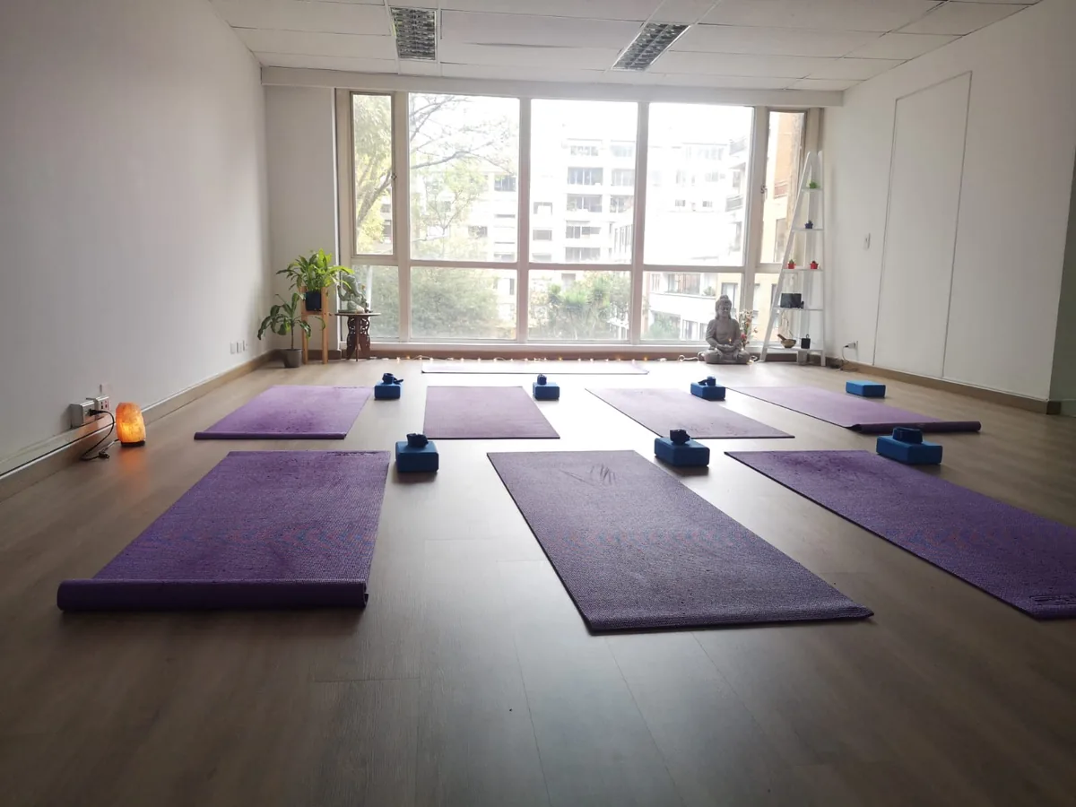 Estudio de Atmaia Yoga con mats listos junto a la ventana