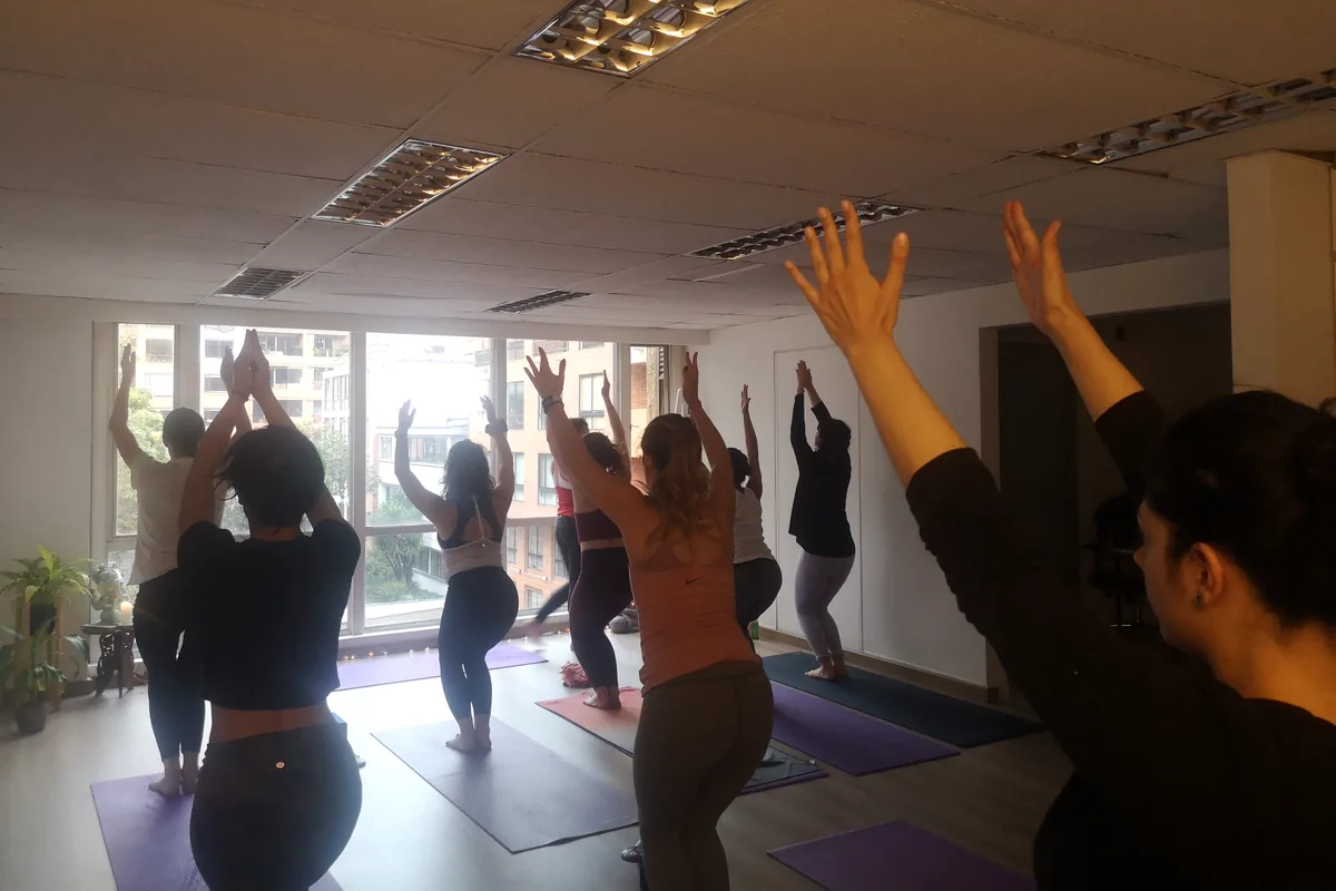 Clase de yoga en grupo en el estudio de Atmaia Yoga