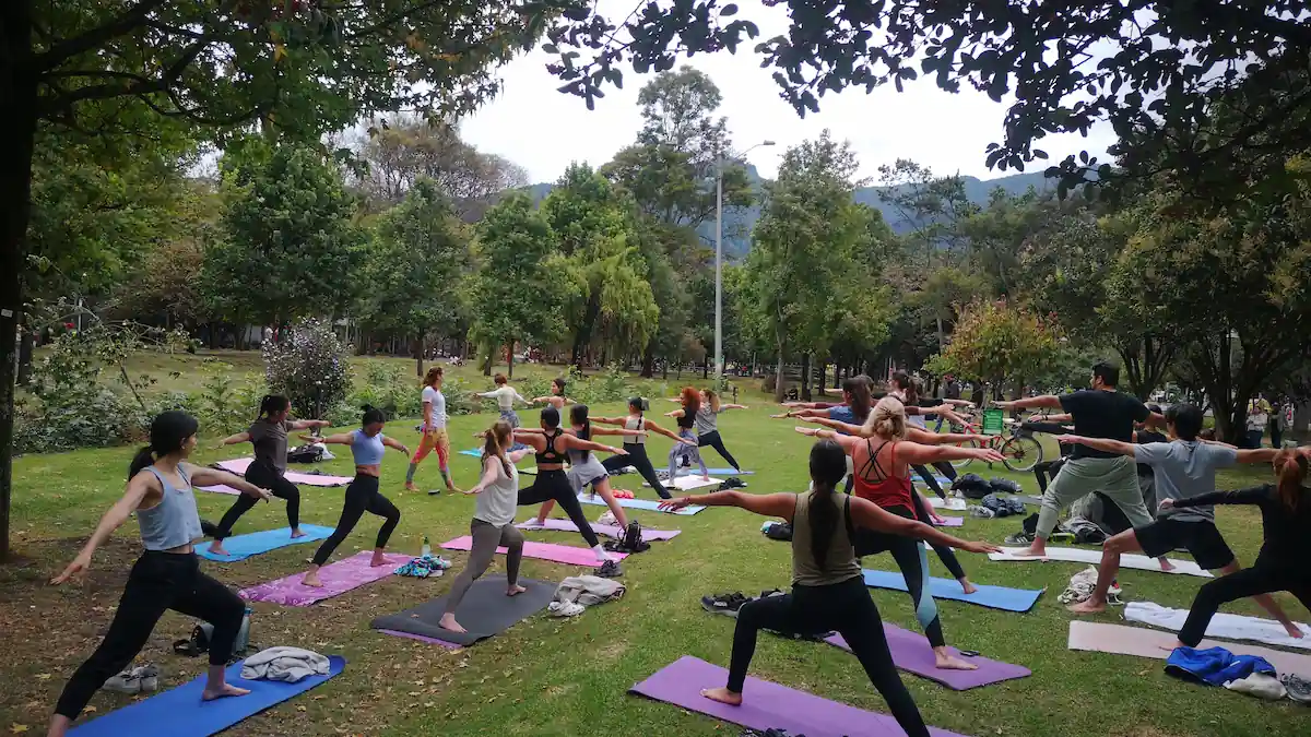 Clase al aire libre con estudiantes de Atmaia Yoga