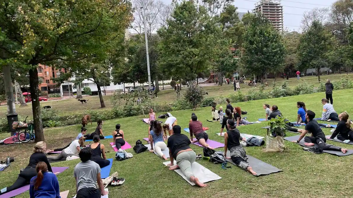 Con estudiantes de Atmaia Yoga al aire libre en el Parque El Virrey