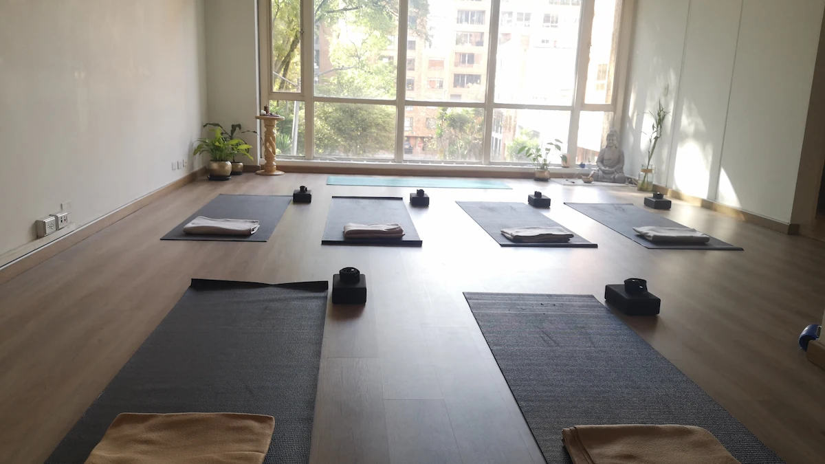 Espacio principal con los Mats de práctica en Atmaia Yoga Bogotá