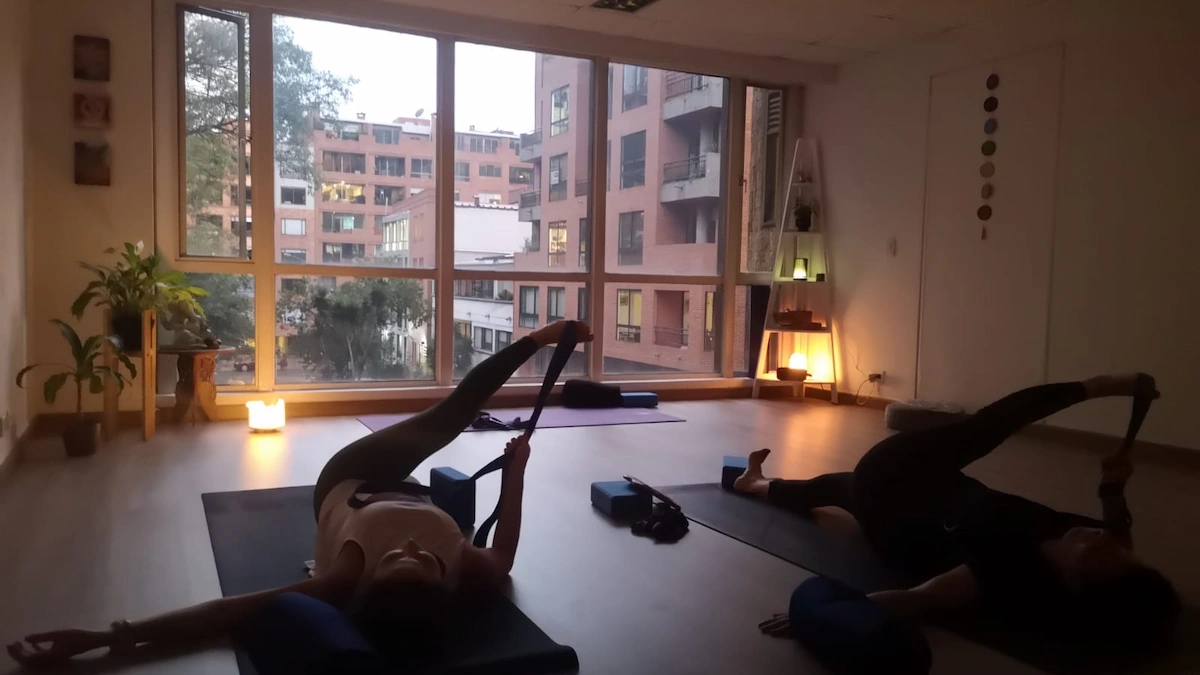 Clase de yoga al atardecer en el Studio de Atmaia Yoga Bogotá