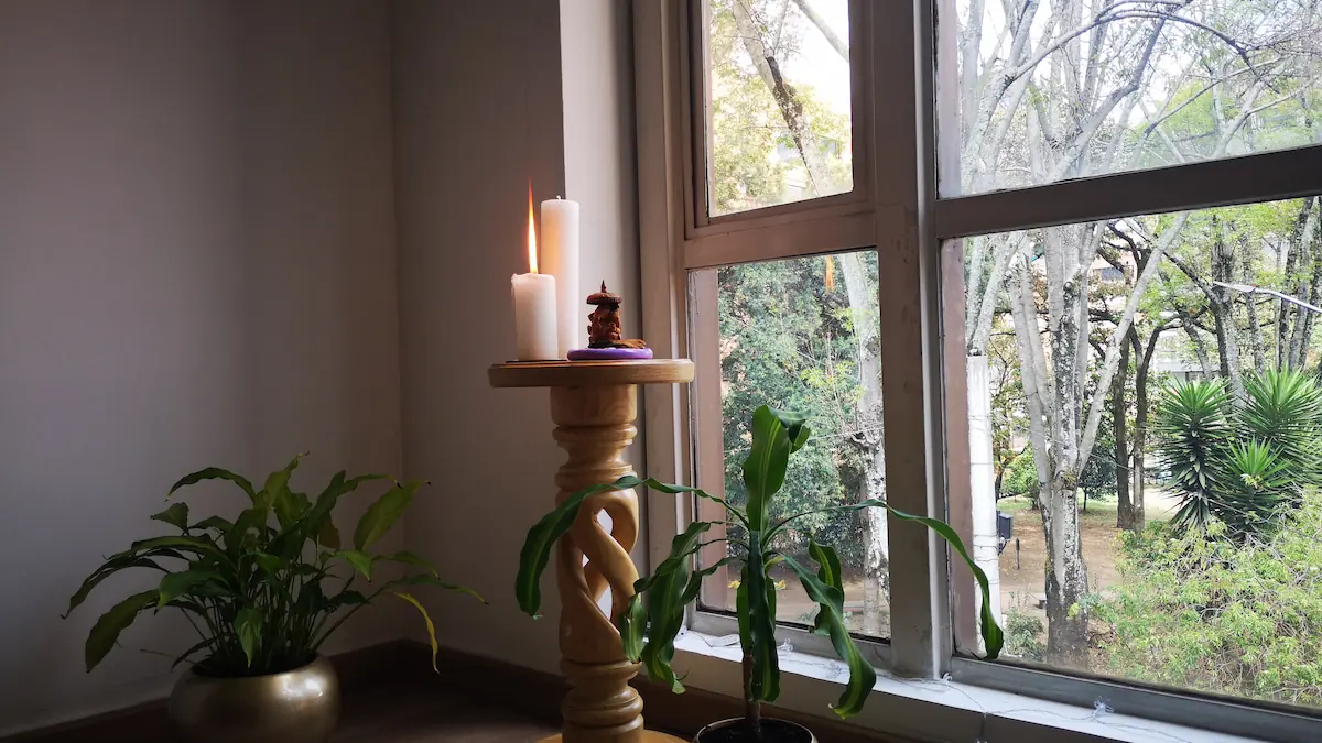 Vela en la ventana en el Studio de Atmaia Yoga Bogotá