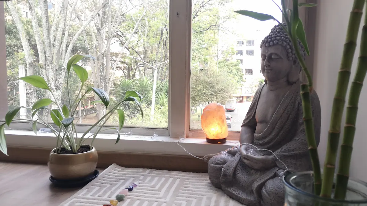 Buda en la ventana en el Studio de Atmaia Yoga Bogotá