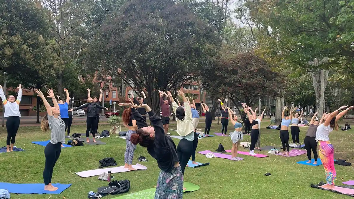 Grupo de la comunidad Atmaia Yoga en el Parque El Virrey