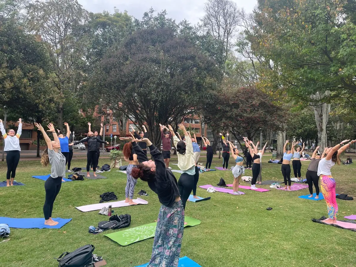 Grupo haciendo un saludo al sol en el Parque El Virrey