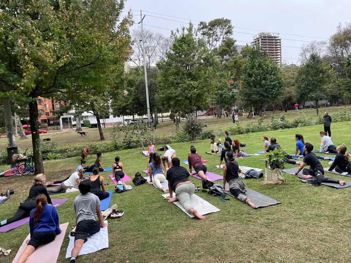 Clase de yoga en el pasto del Parque El Virrey un domingo en la mañana
