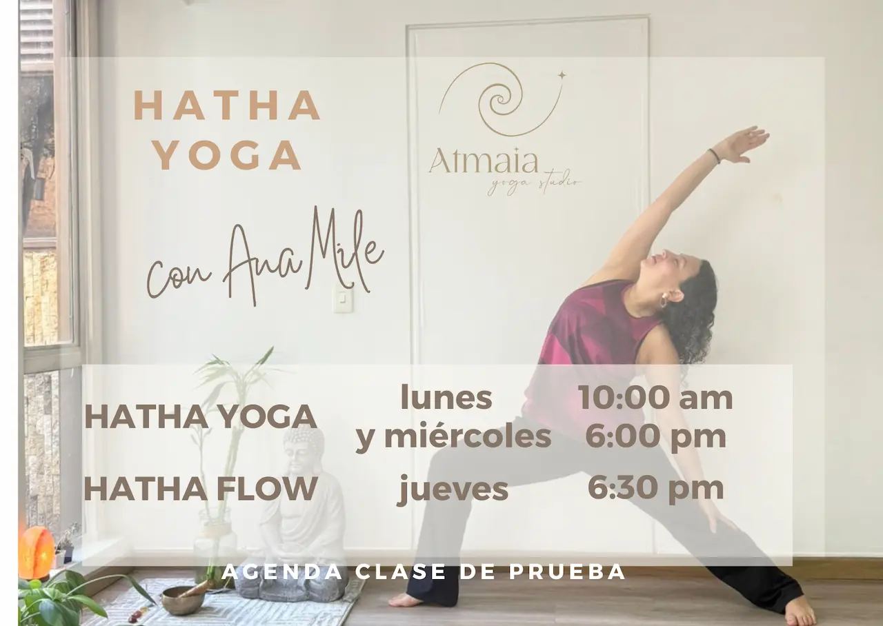 Ana Mile enseñando Hatha Yoga en Atmaia Yoga