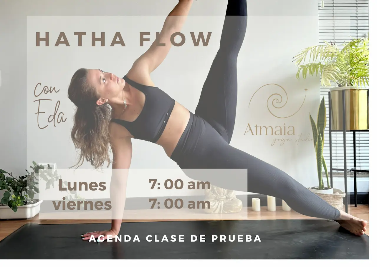 Eda guiando clase de Hatha Flow en Atmaia Yoga