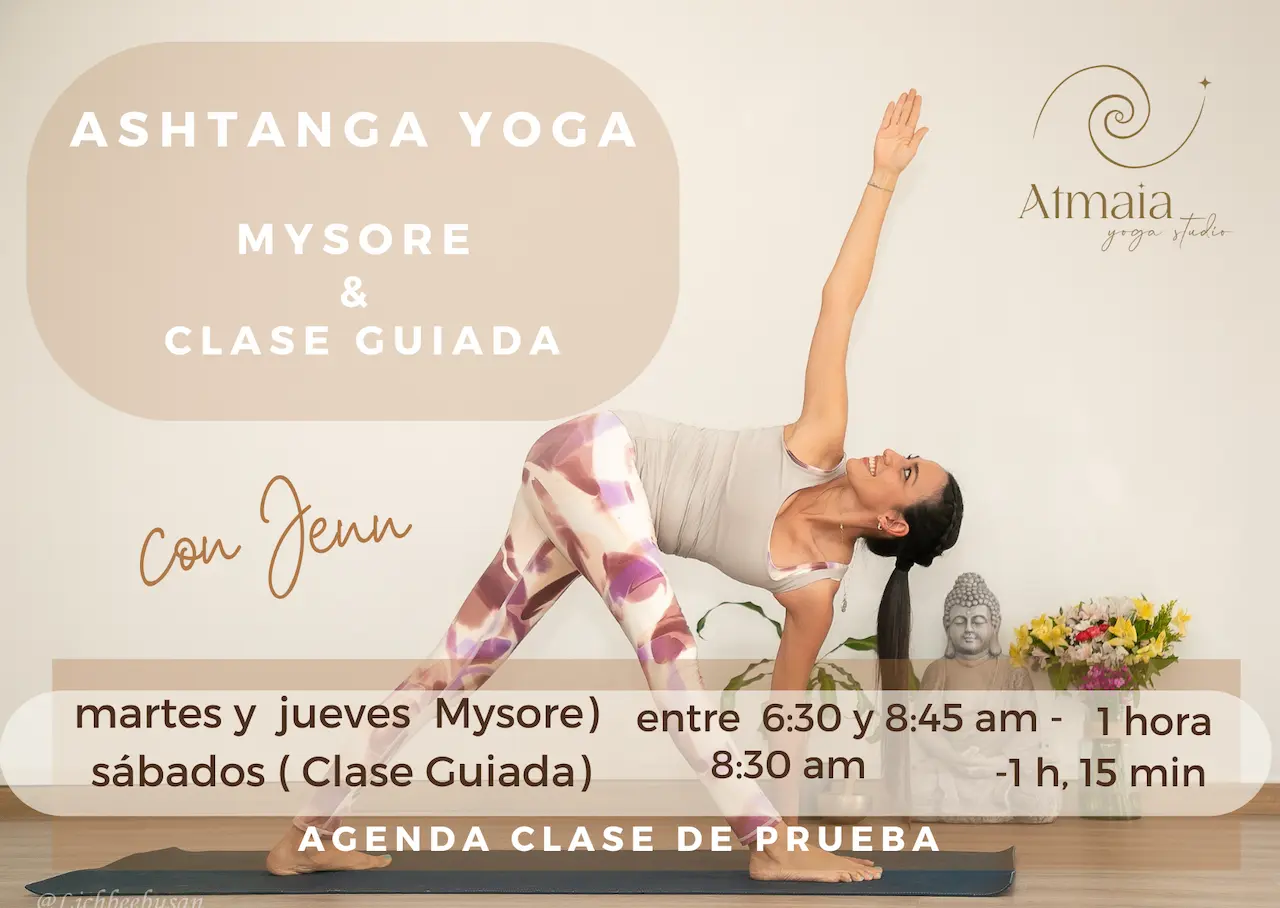 Jenn enseñando Ashtanga Mysore en Atmaia Yoga