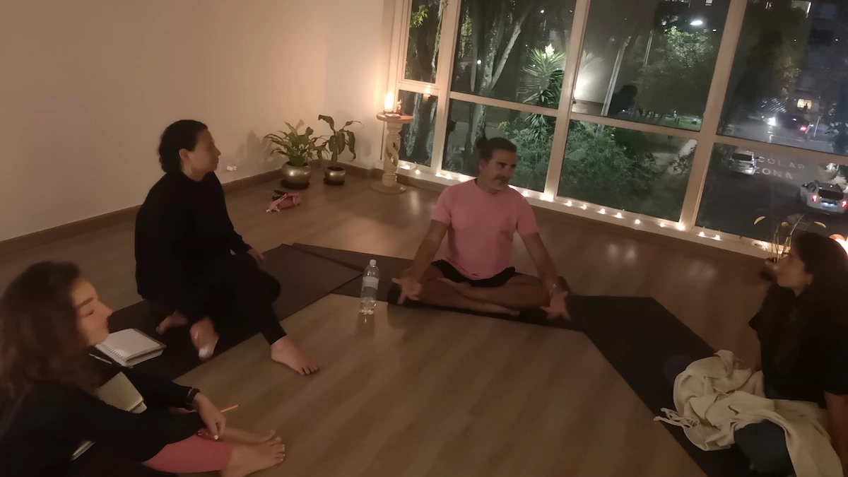 Gathering con Pedro de Perú durante un evento especial en Atmaia Yoga Bogotá